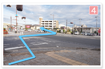 国道51号まで出ると「成田市役所下」交差点を渡ります。